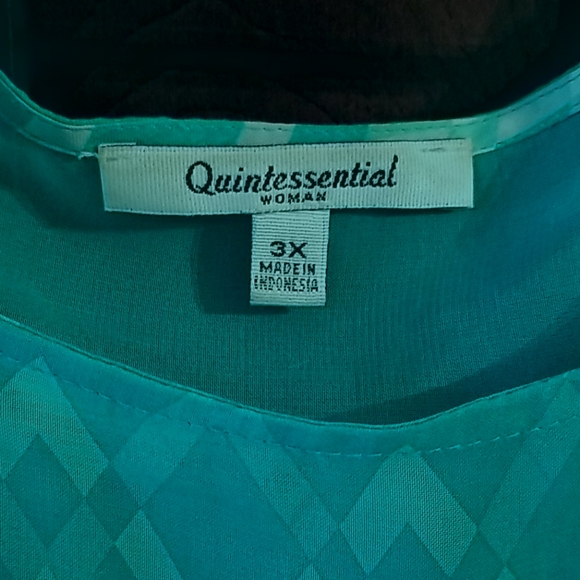 Quintessential flowy top - Picture 2 of 6